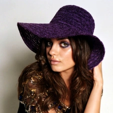 Mila Kunis, Hat