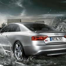 Audi S5, water