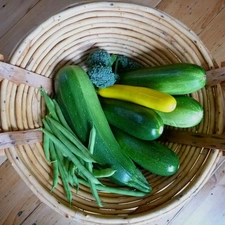 beans, broccoli, plate, zucchini, wicker