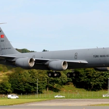KC-135 Stratotanker, landing