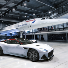 Aston Martin DBS Superleggera, plane