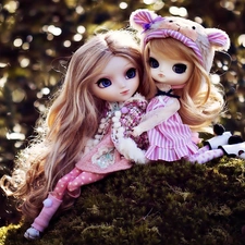 dolls, On Moss