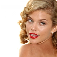 Annalynne McCord, The look