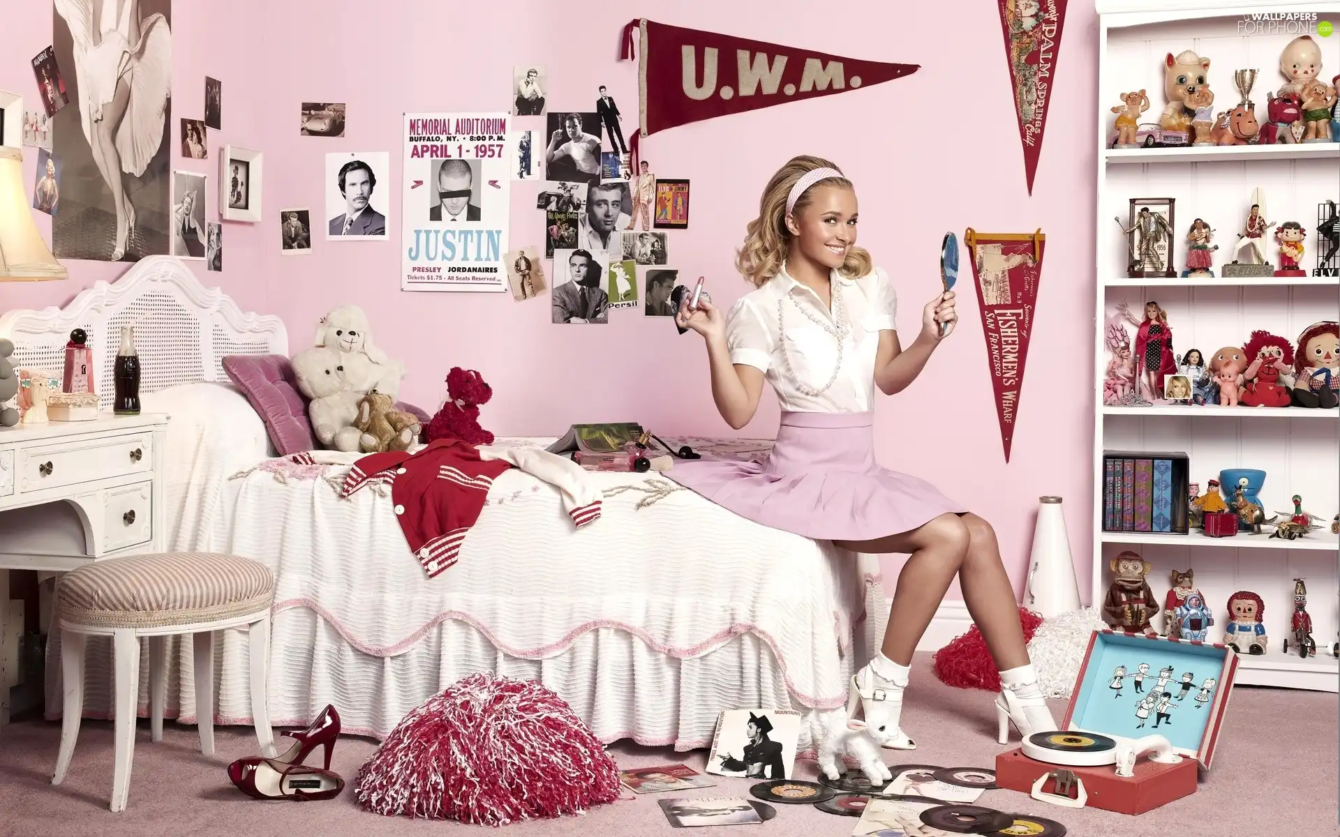 Hayden Penettiere, Schoolgirl, actress, Room