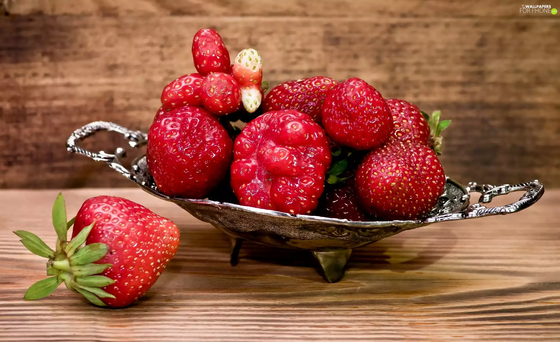strawberries, blade, blurry background, plateau
