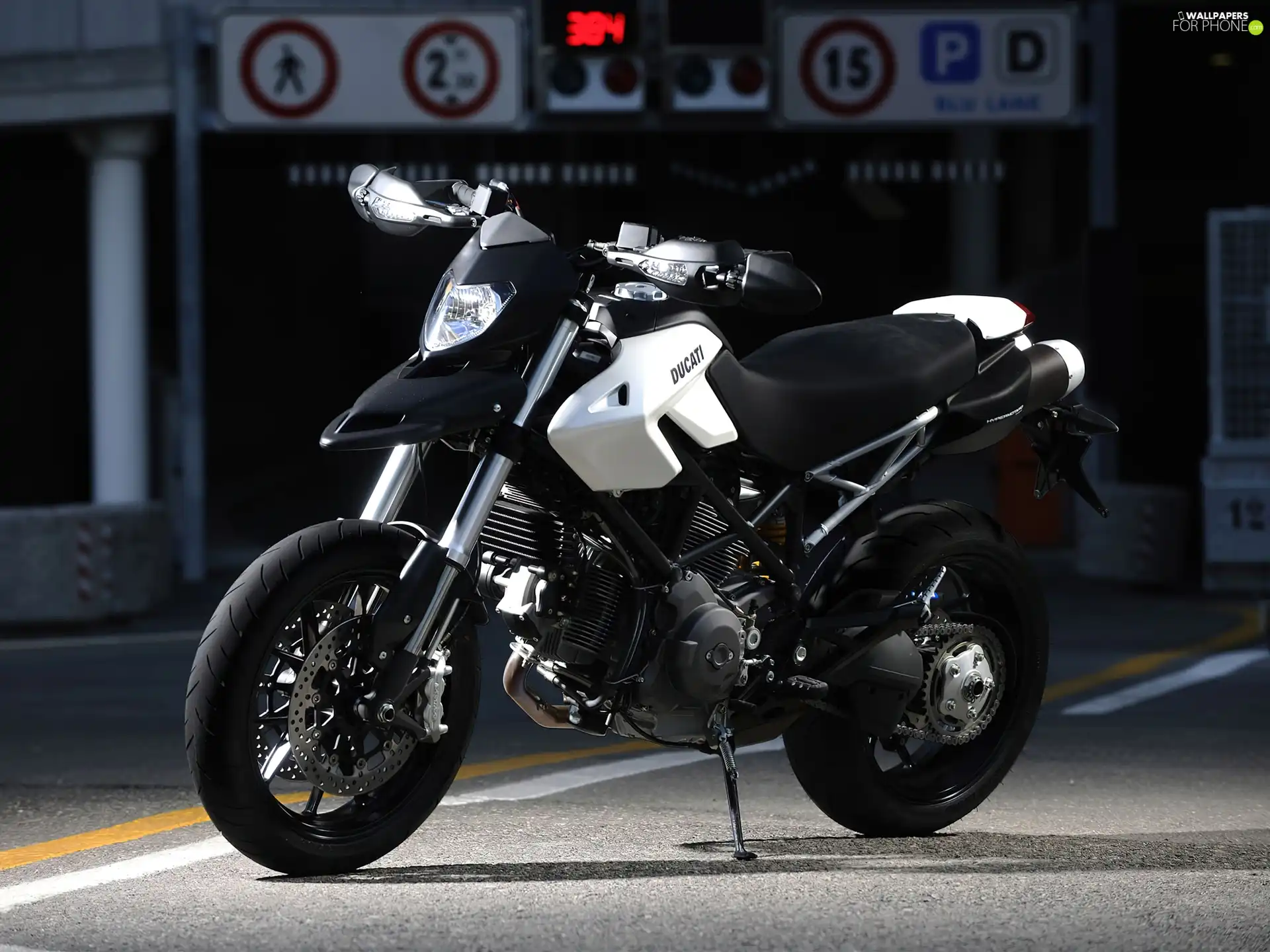 tires, Ducati Hypermotard 1100, chain