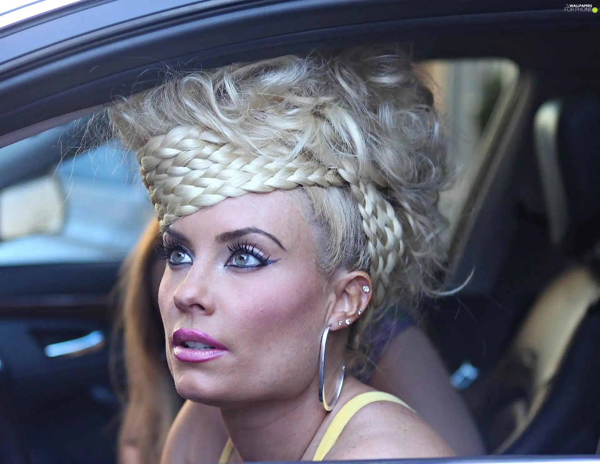 Nicole Coco Austin, ear-ring
