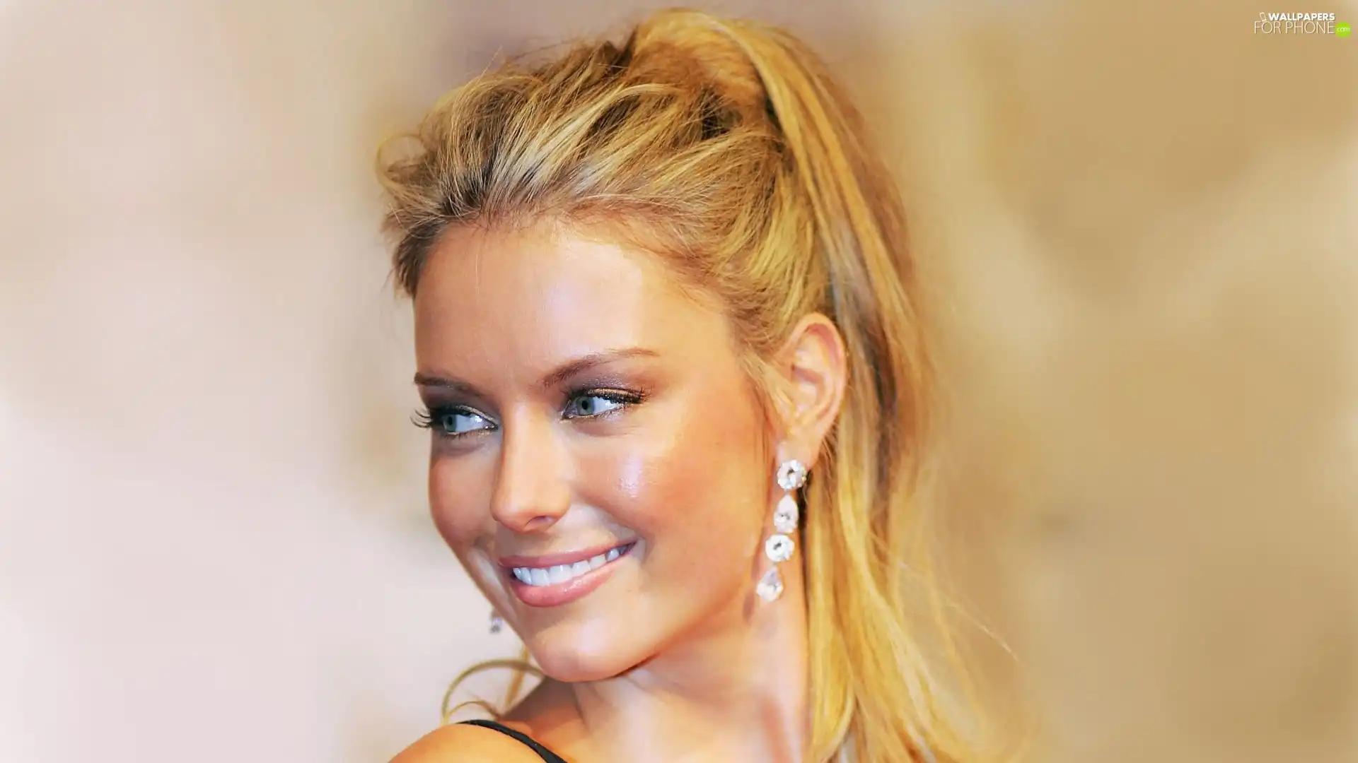 Smile, Jennifer Hawkins, ear-ring