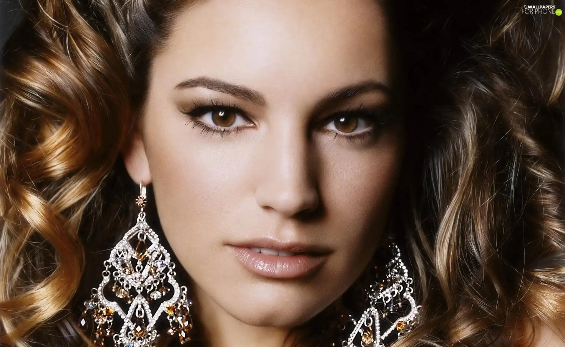 Kelly Brook, ear-ring