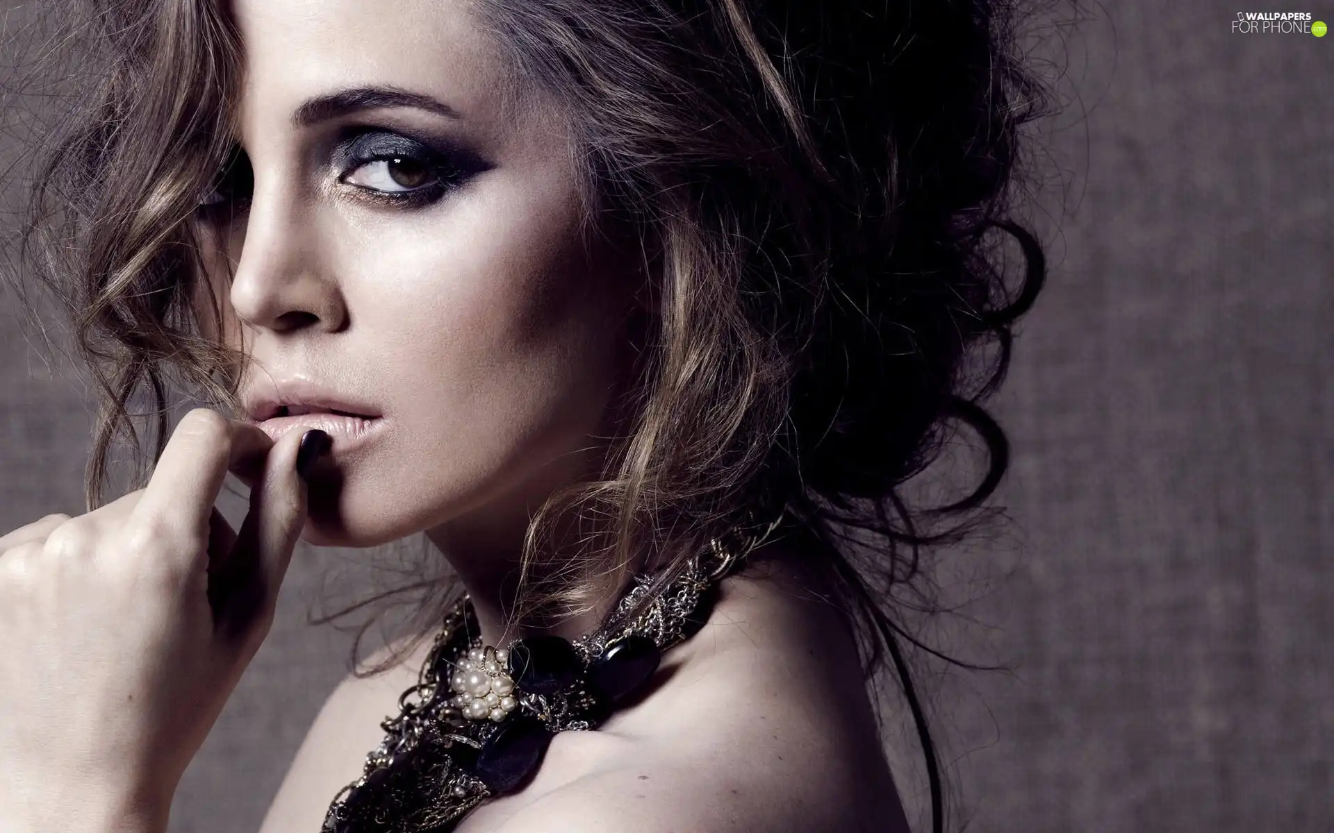 Eliza Dushku, Hair