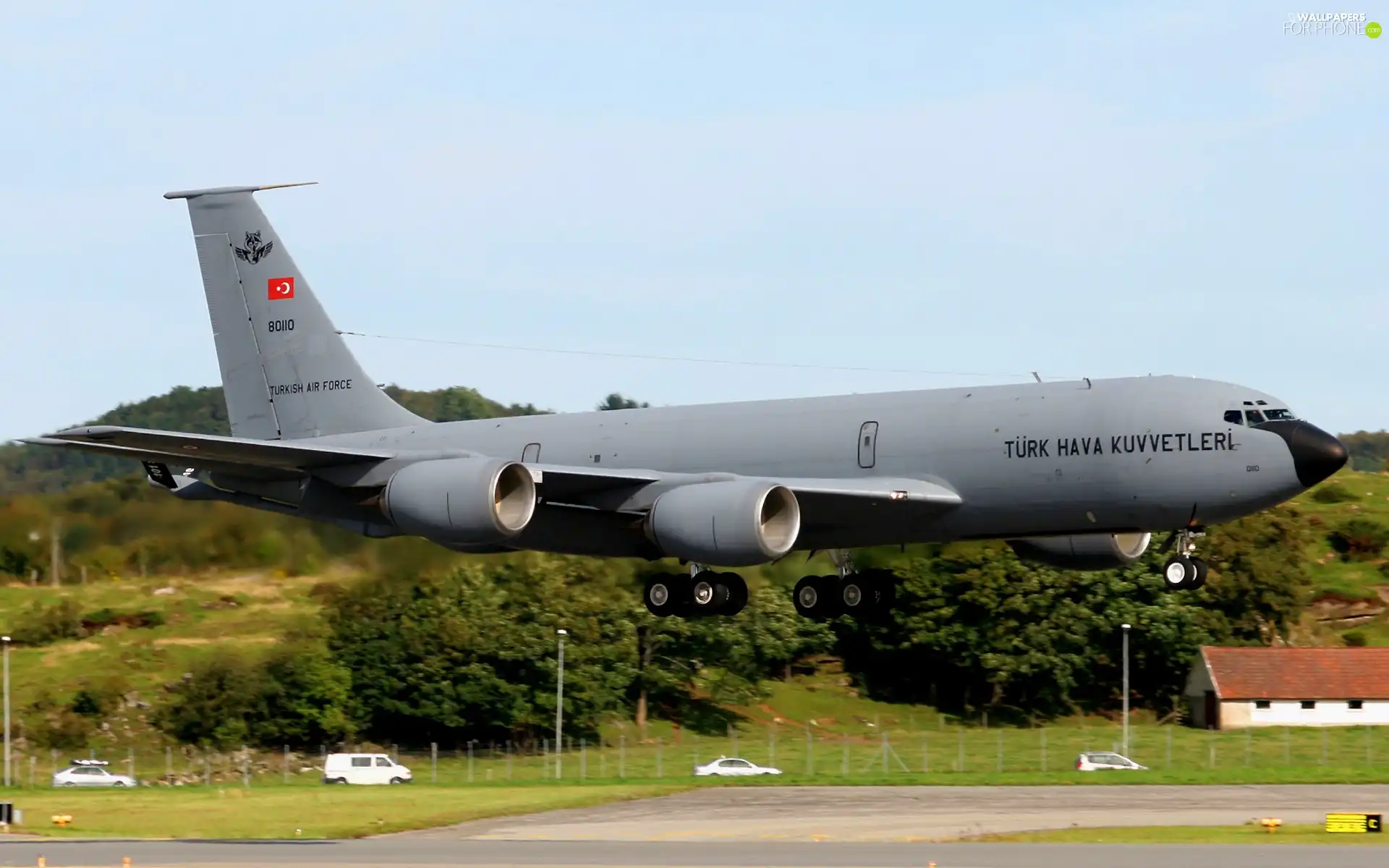 KC-135 Stratotanker, landing