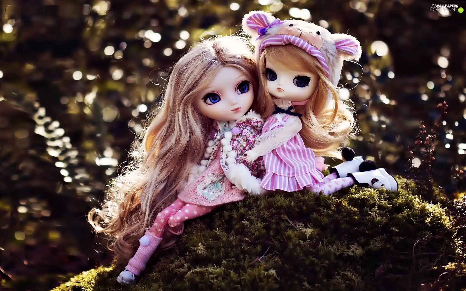dolls, On Moss