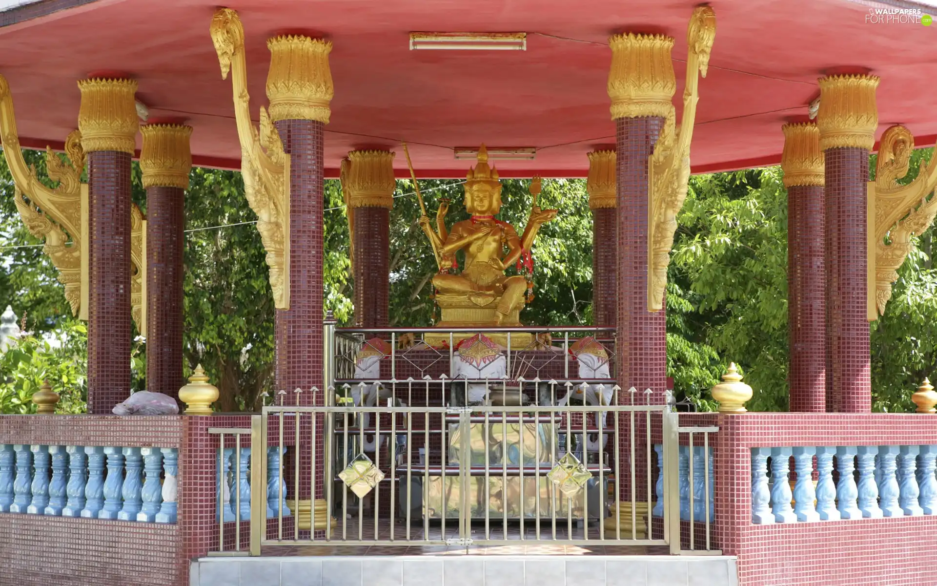 Prayers, Statue monument, room