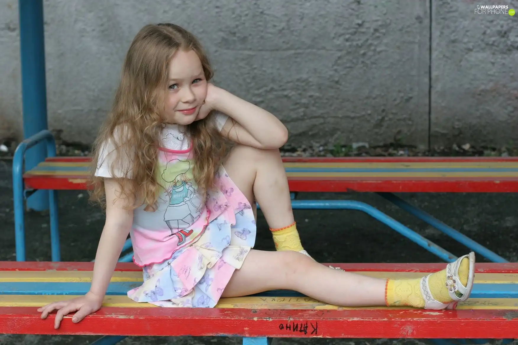 Smile, girl, Bench